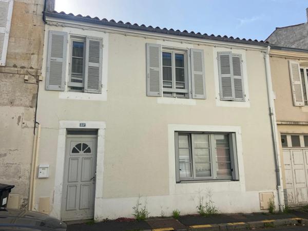 LUCON 85400 COEUR DE VILLE ADORABLE MAISON RENOVEE 80M²/3 CHAMBRES AVEC COUR INTERIEURE ET ANNEXE