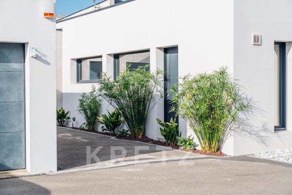 Maison contemporaine avec Piscine intérieur