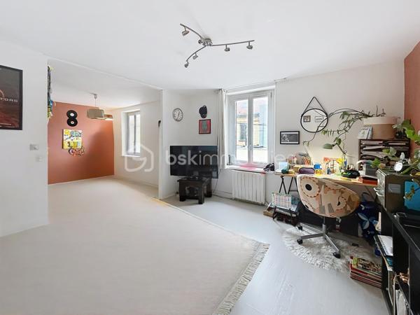 📍 Situé dans le secteur Laon / Zola à Reims, découvrez ce duplex de 61 m² au sein d’une copropriété bénévole.
Ce logement offre une configuration fonctionnelle, avec des espaces de vie agréables et des espaces de rangement complémentaires.
🏠 Description du bien: 
🍽️ Cuisine meublée et équipée
🛋️ Salon-séjour convivial
🛏️ Deux pièces pour dormir
🛁 Salle de bains
🚽 WC séparé
📦 Un cagibi pour davantage de rangement de 1M2 environ.
🚲 Un garage à vélos de 7.84 M2 environ.
💰 Un investissement locatif intéressant !
Le bien est vendu avec un locataire en place, générant un loyer mensuel de 650 €, soit 7 800 € de revenus locatifs annuels.
