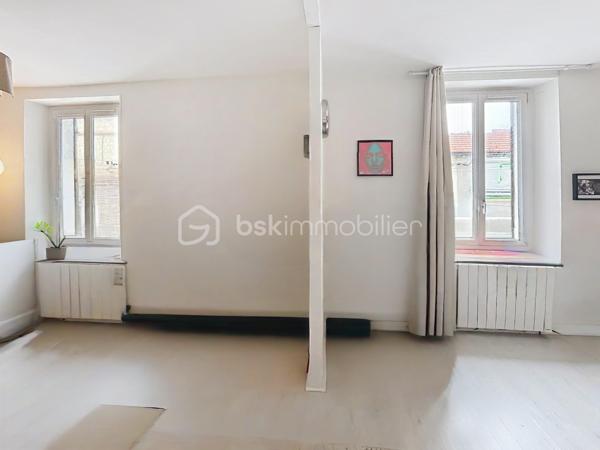 📍 Situé dans le secteur Laon / Zola à Reims, découvrez ce duplex de 61 m² au sein d’une copropriété bénévole.
Ce logement offre une configuration fonctionnelle, avec des espaces de vie agréables et des espaces de rangement complémentaires.
🏠 Description du bien: 
🍽️ Cuisine meublée et équipée
🛋️ Salon-séjour convivial
🛏️ Deux pièces pour dormir
🛁 Salle de bains
🚽 WC séparé
📦 Un cagibi pour davantage de rangement de 1M2 environ.
🚲 Un garage à vélos de 7.84 M2 environ.
💰 Un investissement locatif intéressant !
Le bien est vendu avec un locataire en place, générant un loyer mensuel de 650 €, soit 7 800 € de revenus locatifs annuels.