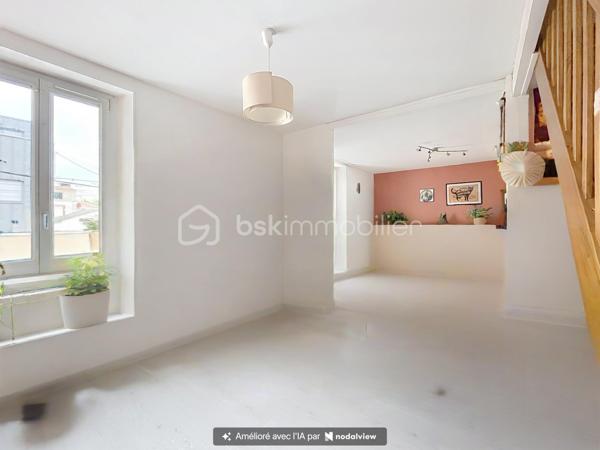 📍 Situé dans le secteur Laon / Zola à Reims, découvrez ce duplex de 61 m² au sein d’une copropriété bénévole.
Ce logement offre une configuration fonctionnelle, avec des espaces de vie agréables et des espaces de rangement complémentaires.
🏠 Description du bien: 
🍽️ Cuisine meublée et équipée
🛋️ Salon-séjour convivial
🛏️ Deux pièces pour dormir
🛁 Salle de bains
🚽 WC séparé
📦 Un cagibi pour davantage de rangement de 1M2 environ.
🚲 Un garage à vélos de 7.84 M2 environ.
💰 Un investissement locatif intéressant !
Le bien est vendu avec un locataire en place, générant un loyer mensuel de 650 €, soit 7 800 € de revenus locatifs annuels.