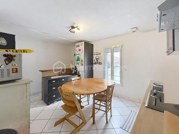 📍 Situé dans le secteur Laon / Zola à Reims, découvrez ce duplex de 61 m² au sein d’une copropriété bénévole.
Ce logement offre une configuration fonctionnelle, avec des espaces de vie agréables et des espaces de rangement complémentaires.
🏠 Description du bien: 
🍽️ Cuisine meublée et équipée
🛋️ Salon-séjour convivial
🛏️ Deux pièces pour dormir
🛁 Salle de bains
🚽 WC séparé
📦 Un cagibi pour davantage de rangement de 1M2 environ.
🚲 Un garage à vélos de 7.84 M2 environ.
💰 Un investissement locatif intéressant !
Le bien est vendu avec un locataire en place, générant un loyer mensuel de 650 €, soit 7 800 € de revenus locatifs annuels.