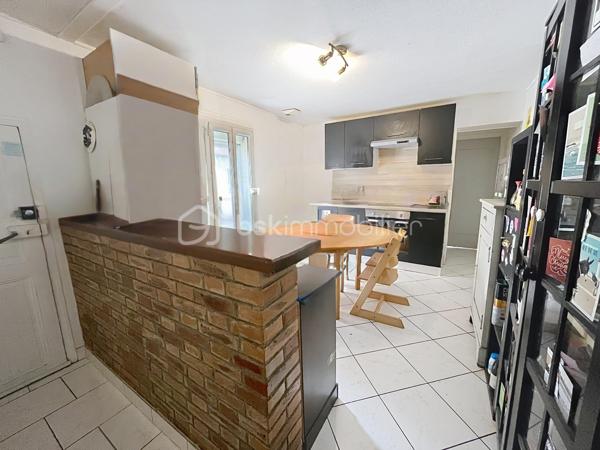 📍 Situé dans le secteur Laon / Zola à Reims, découvrez ce duplex de 61 m² au sein d’une copropriété bénévole.
Ce logement offre une configuration fonctionnelle, avec des espaces de vie agréables et des espaces de rangement complémentaires.
🏠 Description du bien: 
🍽️ Cuisine meublée et équipée
🛋️ Salon-séjour convivial
🛏️ Deux pièces pour dormir
🛁 Salle de bains
🚽 WC séparé
📦 Un cagibi pour davantage de rangement de 1M2 environ.
🚲 Un garage à vélos de 7.84 M2 environ.
💰 Un investissement locatif intéressant !
Le bien est vendu avec un locataire en place, générant un loyer mensuel de 650 €, soit 7 800 € de revenus locatifs annuels.