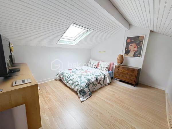 📍 Situé dans le secteur Laon / Zola à Reims, découvrez ce duplex de 61 m² au sein d’une copropriété bénévole.
Ce logement offre une configuration fonctionnelle, avec des espaces de vie agréables et des espaces de rangement complémentaires.
🏠 Description du bien: 
🍽️ Cuisine meublée et équipée
🛋️ Salon-séjour convivial
🛏️ Deux pièces pour dormir
🛁 Salle de bains
🚽 WC séparé
📦 Un cagibi pour davantage de rangement de 1M2 environ.
🚲 Un garage à vélos de 7.84 M2 environ.
💰 Un investissement locatif intéressant !
Le bien est vendu avec un locataire en place, générant un loyer mensuel de 650 €, soit 7 800 € de revenus locatifs annuels.