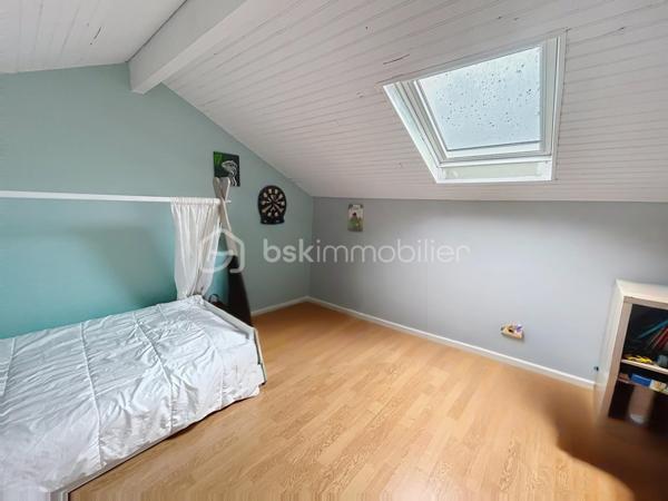📍 Situé dans le secteur Laon / Zola à Reims, découvrez ce duplex de 61 m² au sein d’une copropriété bénévole.
Ce logement offre une configuration fonctionnelle, avec des espaces de vie agréables et des espaces de rangement complémentaires.
🏠 Description du bien: 
🍽️ Cuisine meublée et équipée
🛋️ Salon-séjour convivial
🛏️ Deux pièces pour dormir
🛁 Salle de bains
🚽 WC séparé
📦 Un cagibi pour davantage de rangement de 1M2 environ.
🚲 Un garage à vélos de 7.84 M2 environ.
💰 Un investissement locatif intéressant !
Le bien est vendu avec un locataire en place, générant un loyer mensuel de 650 €, soit 7 800 € de revenus locatifs annuels.