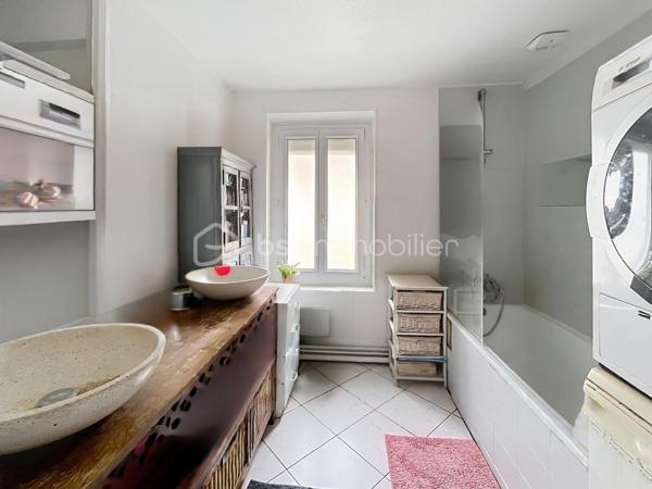 📍 Situé dans le secteur Laon / Zola à Reims, découvrez ce duplex de 61 m² au sein d’une copropriété bénévole.
Ce logement offre une configuration fonctionnelle, avec des espaces de vie agréables et des espaces de rangement complémentaires.
🏠 Description du bien: 
🍽️ Cuisine meublée et équipée
🛋️ Salon-séjour convivial
🛏️ Deux pièces pour dormir
🛁 Salle de bains
🚽 WC séparé
📦 Un cagibi pour davantage de rangement de 1M2 environ.
🚲 Un garage à vélos de 7.84 M2 environ.
💰 Un investissement locatif intéressant !
Le bien est vendu avec un locataire en place, générant un loyer mensuel de 650 €, soit 7 800 € de revenus locatifs annuels.