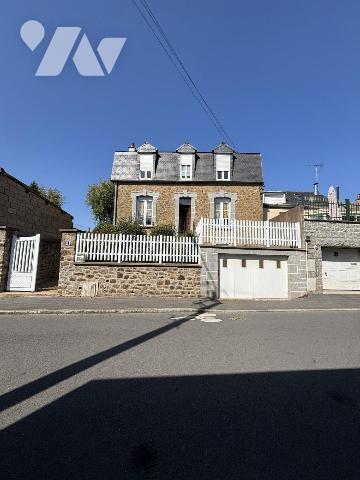 FOUGERES Maison de ville proposant 106 m² habitables sur un terrain de 630 m². RDC : entrée, cu...