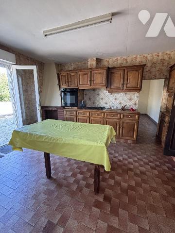 FOUGERES Maison de ville proposant 106 m² habitables sur un terrain de 630 m². RDC : entrée, cu...