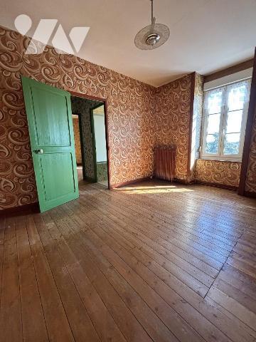 FOUGERES Maison de ville proposant 106 m² habitables sur un terrain de 630 m². RDC : entrée, cu...