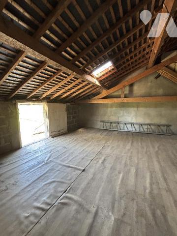 FOUGERES Maison de ville proposant 106 m² habitables sur un terrain de 630 m². RDC : entrée, cu...