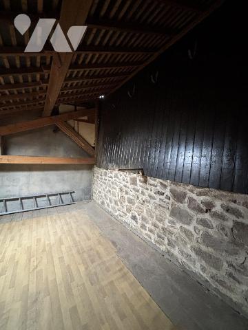 FOUGERES Maison de ville proposant 106 m² habitables sur un terrain de 630 m². RDC : entrée, cu...