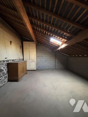 FOUGERES Maison de ville proposant 106 m² habitables sur un terrain de 630 m². RDC : entrée, cu...