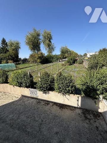 FOUGERES Maison de ville proposant 106 m² habitables sur un terrain de 630 m². RDC : entrée, cu...