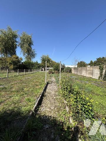 FOUGERES Maison de ville proposant 106 m² habitables sur un terrain de 630 m². RDC : entrée, cu...