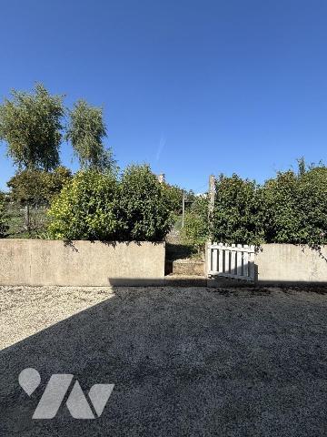 FOUGERES Maison de ville proposant 106 m² habitables sur un terrain de 630 m². RDC : entrée, cu...