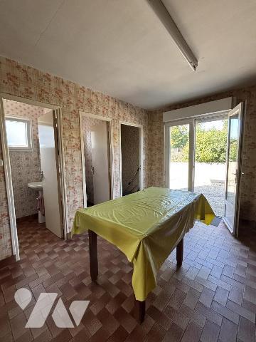 FOUGERES Maison de ville proposant 106 m² habitables sur un terrain de 630 m². RDC : entrée, cu...