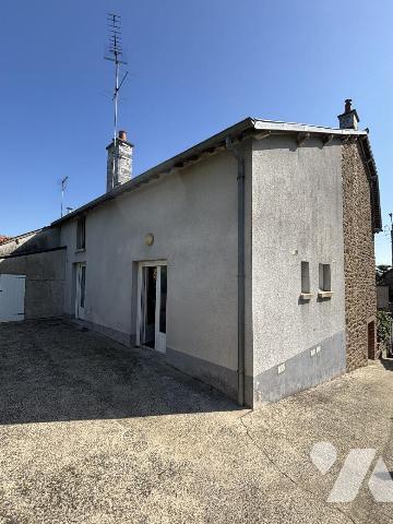 FOUGERES Maison de ville proposant 106 m² habitables sur un terrain de 630 m². RDC : entrée, cu...