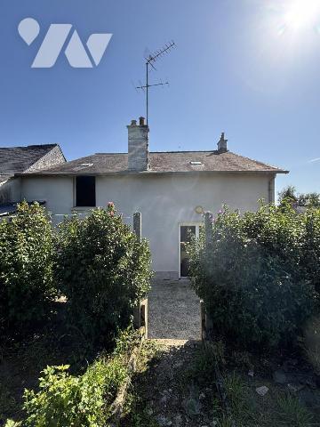 FOUGERES Maison de ville proposant 106 m² habitables sur un terrain de 630 m². RDC : entrée, cu...