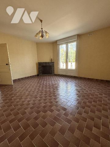 FOUGERES Maison de ville proposant 106 m² habitables sur un terrain de 630 m². RDC : entrée, cu...