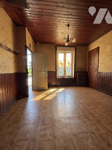 FOUGERES Maison de ville proposant 106 m² habitables sur un terrain de 630 m². RDC : entrée, cu...