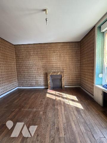 FOUGERES Maison de ville proposant 106 m² habitables sur un terrain de 630 m². RDC : entrée, cu...