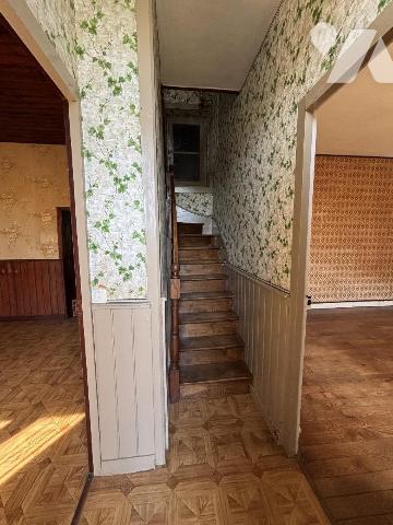 FOUGERES Maison de ville proposant 106 m² habitables sur un terrain de 630 m². RDC : entrée, cu...