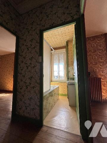 FOUGERES Maison de ville proposant 106 m² habitables sur un terrain de 630 m². RDC : entrée, cu...