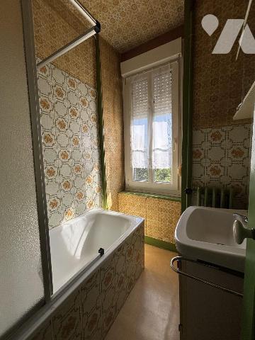 FOUGERES Maison de ville proposant 106 m² habitables sur un terrain de 630 m². RDC : entrée, cu...