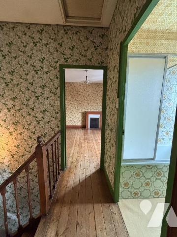 FOUGERES Maison de ville proposant 106 m² habitables sur un terrain de 630 m². RDC : entrée, cu...