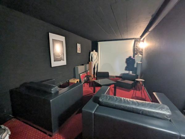 Loft en RDC de 115m² extérieur, garage Loft atypique de 115 m² avec extérieur paysager, espace de loisirs de 93 m² et grand garage