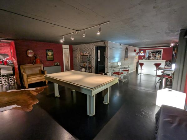 Loft en RDC de 115m² extérieur, garage Loft atypique de 115 m² avec extérieur paysager, espace de loisirs de 93 m² et grand garage