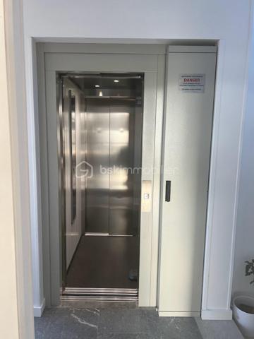 Local d activites de 246 m²