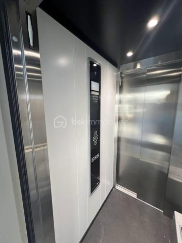 Local d activites de 246 m²