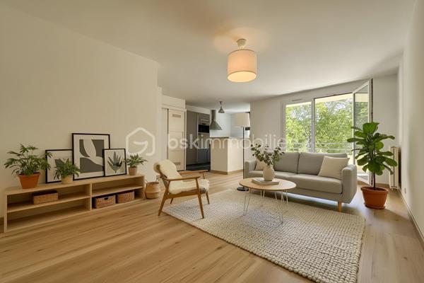 À quelques minutes à pied de la gare de Cergy-le-Haut, découvrez cet appartement de 65 m² situé au 1er étage d’une résidence de 1996 composée de 3 niveaux.

L'appartement se compose d'une entrée, d'un séjour avec cuisine ouverte, de deux chambres, d'une salle de bains et de WC séparés. Traversant et bénéficiant d'une double exposition est-ouest, il profite d'une belle luminosité tout au long de la journée. Un balcon accessible depuis la pièce de vie permet de bénéficier d'une vue dégagée sur les espaces verts de la résidence.

Fenêtres en PVC double vitrage, chauffage individuel au gaz, DPE C, aucun travaux à prévoir.
Une place de stationnement privative en sous-sol complète ce bien.

La gare de Cergy Le Haut (RER A et ligne L) est accessible à pied en quelques minutes. Le centre de Cergy-Le-Haut, ses commerces, restaurants, services, cinéma et établissements scolaires se trouvent à proximité immédiate. Le secteur permet également de rejoindre facilement CY Cergy Paris Université, l'ESSEC et plusieurs établissements d'enseignement supérieur