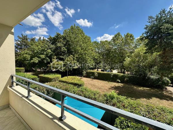À quelques minutes à pied de la gare de Cergy-le-Haut, découvrez cet appartement de 65 m² situé au 1er étage d’une résidence de 1996 composée de 3 niveaux.

L'appartement se compose d'une entrée, d'un séjour avec cuisine ouverte, de deux chambres, d'une salle de bains et de WC séparés. Traversant et bénéficiant d'une double exposition est-ouest, il profite d'une belle luminosité tout au long de la journée. Un balcon accessible depuis la pièce de vie permet de bénéficier d'une vue dégagée sur les espaces verts de la résidence.

Fenêtres en PVC double vitrage, chauffage individuel au gaz, DPE C, aucun travaux à prévoir.
Une place de stationnement privative en sous-sol complète ce bien.

La gare de Cergy Le Haut (RER A et ligne L) est accessible à pied en quelques minutes. Le centre de Cergy-Le-Haut, ses commerces, restaurants, services, cinéma et établissements scolaires se trouvent à proximité immédiate. Le secteur permet également de rejoindre facilement CY Cergy Paris Université, l'ESSEC et plusieurs établissements d'enseignement supérieur
