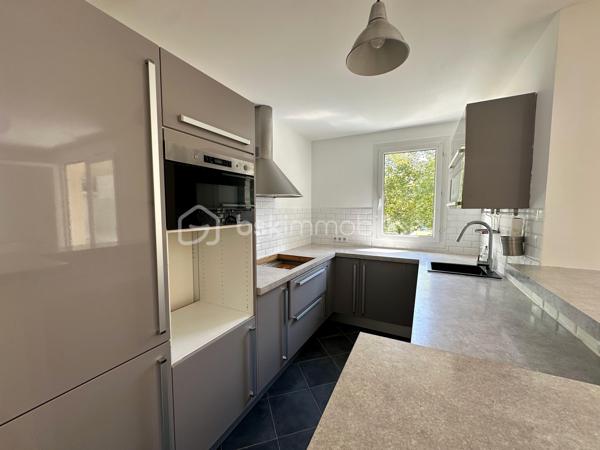 À quelques minutes à pied de la gare de Cergy-le-Haut, découvrez cet appartement de 65 m² situé au 1er étage d’une résidence de 1996 composée de 3 niveaux.

L'appartement se compose d'une entrée, d'un séjour avec cuisine ouverte, de deux chambres, d'une salle de bains et de WC séparés. Traversant et bénéficiant d'une double exposition est-ouest, il profite d'une belle luminosité tout au long de la journée. Un balcon accessible depuis la pièce de vie permet de bénéficier d'une vue dégagée sur les espaces verts de la résidence.

Fenêtres en PVC double vitrage, chauffage individuel au gaz, DPE C, aucun travaux à prévoir.
Une place de stationnement privative en sous-sol complète ce bien.

La gare de Cergy Le Haut (RER A et ligne L) est accessible à pied en quelques minutes. Le centre de Cergy-Le-Haut, ses commerces, restaurants, services, cinéma et établissements scolaires se trouvent à proximité immédiate. Le secteur permet également de rejoindre facilement CY Cergy Paris Université, l'ESSEC et plusieurs établissements d'enseignement supérieur