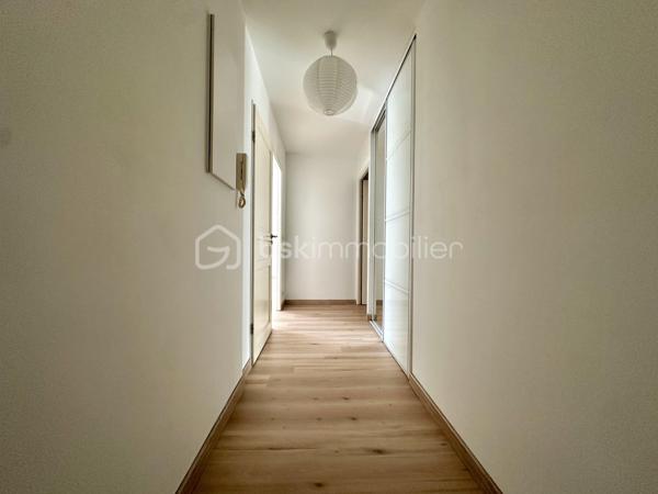 À quelques minutes à pied de la gare de Cergy-le-Haut, découvrez cet appartement de 65 m² situé au 1er étage d’une résidence de 1996 composée de 3 niveaux.

L'appartement se compose d'une entrée, d'un séjour avec cuisine ouverte, de deux chambres, d'une salle de bains et de WC séparés. Traversant et bénéficiant d'une double exposition est-ouest, il profite d'une belle luminosité tout au long de la journée. Un balcon accessible depuis la pièce de vie permet de bénéficier d'une vue dégagée sur les espaces verts de la résidence.

Fenêtres en PVC double vitrage, chauffage individuel au gaz, DPE C, aucun travaux à prévoir.
Une place de stationnement privative en sous-sol complète ce bien.

La gare de Cergy Le Haut (RER A et ligne L) est accessible à pied en quelques minutes. Le centre de Cergy-Le-Haut, ses commerces, restaurants, services, cinéma et établissements scolaires se trouvent à proximité immédiate. Le secteur permet également de rejoindre facilement CY Cergy Paris Université, l'ESSEC et plusieurs établissements d'enseignement supérieur