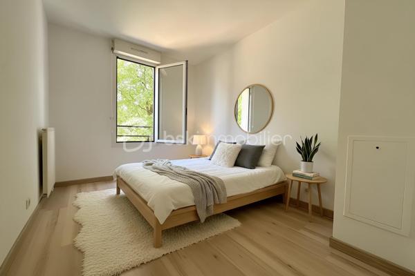 À quelques minutes à pied de la gare de Cergy-le-Haut, découvrez cet appartement de 65 m² situé au 1er étage d’une résidence de 1996 composée de 3 niveaux.

L'appartement se compose d'une entrée, d'un séjour avec cuisine ouverte, de deux chambres, d'une salle de bains et de WC séparés. Traversant et bénéficiant d'une double exposition est-ouest, il profite d'une belle luminosité tout au long de la journée. Un balcon accessible depuis la pièce de vie permet de bénéficier d'une vue dégagée sur les espaces verts de la résidence.

Fenêtres en PVC double vitrage, chauffage individuel au gaz, DPE C, aucun travaux à prévoir.
Une place de stationnement privative en sous-sol complète ce bien.

La gare de Cergy Le Haut (RER A et ligne L) est accessible à pied en quelques minutes. Le centre de Cergy-Le-Haut, ses commerces, restaurants, services, cinéma et établissements scolaires se trouvent à proximité immédiate. Le secteur permet également de rejoindre facilement CY Cergy Paris Université, l'ESSEC et plusieurs établissements d'enseignement supérieur