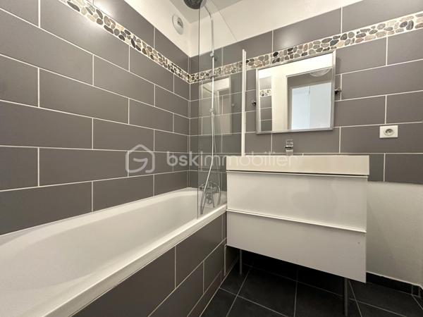 À quelques minutes à pied de la gare de Cergy-le-Haut, découvrez cet appartement de 65 m² situé au 1er étage d’une résidence de 1996 composée de 3 niveaux.

L'appartement se compose d'une entrée, d'un séjour avec cuisine ouverte, de deux chambres, d'une salle de bains et de WC séparés. Traversant et bénéficiant d'une double exposition est-ouest, il profite d'une belle luminosité tout au long de la journée. Un balcon accessible depuis la pièce de vie permet de bénéficier d'une vue dégagée sur les espaces verts de la résidence.

Fenêtres en PVC double vitrage, chauffage individuel au gaz, DPE C, aucun travaux à prévoir.
Une place de stationnement privative en sous-sol complète ce bien.

La gare de Cergy Le Haut (RER A et ligne L) est accessible à pied en quelques minutes. Le centre de Cergy-Le-Haut, ses commerces, restaurants, services, cinéma et établissements scolaires se trouvent à proximité immédiate. Le secteur permet également de rejoindre facilement CY Cergy Paris Université, l'ESSEC et plusieurs établissements d'enseignement supérieur
