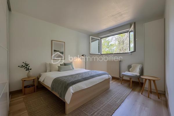 À quelques minutes à pied de la gare de Cergy-le-Haut, découvrez cet appartement de 65 m² situé au 1er étage d’une résidence de 1996 composée de 3 niveaux.

L'appartement se compose d'une entrée, d'un séjour avec cuisine ouverte, de deux chambres, d'une salle de bains et de WC séparés. Traversant et bénéficiant d'une double exposition est-ouest, il profite d'une belle luminosité tout au long de la journée. Un balcon accessible depuis la pièce de vie permet de bénéficier d'une vue dégagée sur les espaces verts de la résidence.

Fenêtres en PVC double vitrage, chauffage individuel au gaz, DPE C, aucun travaux à prévoir.
Une place de stationnement privative en sous-sol complète ce bien.

La gare de Cergy Le Haut (RER A et ligne L) est accessible à pied en quelques minutes. Le centre de Cergy-Le-Haut, ses commerces, restaurants, services, cinéma et établissements scolaires se trouvent à proximité immédiate. Le secteur permet également de rejoindre facilement CY Cergy Paris Université, l'ESSEC et plusieurs établissements d'enseignement supérieur