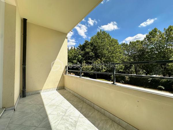 À quelques minutes à pied de la gare de Cergy-le-Haut, découvrez cet appartement de 65 m² situé au 1er étage d’une résidence de 1996 composée de 3 niveaux.

L'appartement se compose d'une entrée, d'un séjour avec cuisine ouverte, de deux chambres, d'une salle de bains et de WC séparés. Traversant et bénéficiant d'une double exposition est-ouest, il profite d'une belle luminosité tout au long de la journée. Un balcon accessible depuis la pièce de vie permet de bénéficier d'une vue dégagée sur les espaces verts de la résidence.

Fenêtres en PVC double vitrage, chauffage individuel au gaz, DPE C, aucun travaux à prévoir.
Une place de stationnement privative en sous-sol complète ce bien.

La gare de Cergy Le Haut (RER A et ligne L) est accessible à pied en quelques minutes. Le centre de Cergy-Le-Haut, ses commerces, restaurants, services, cinéma et établissements scolaires se trouvent à proximité immédiate. Le secteur permet également de rejoindre facilement CY Cergy Paris Université, l'ESSEC et plusieurs établissements d'enseignement supérieur