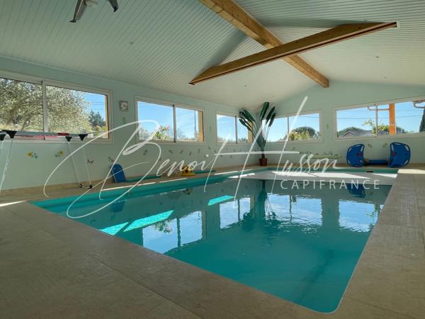 Maison T4 de 168m² de plain-pied avec piscine intérieure et sous-sol