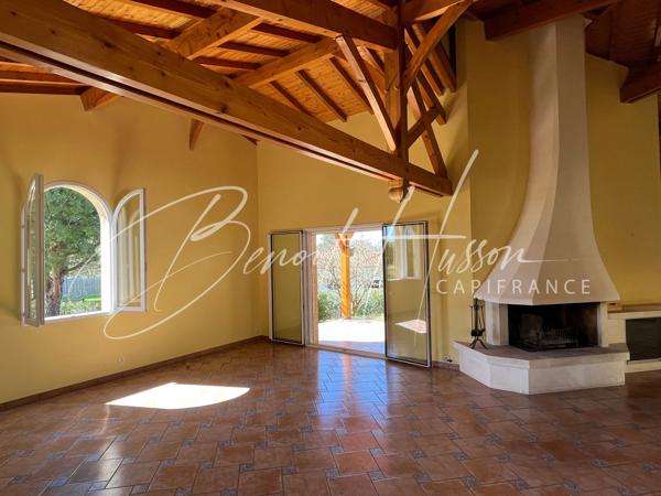 Maison T4 de 168m² de plain-pied avec piscine intérieure et sous-sol