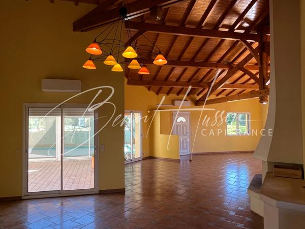 Maison T4 de 168m² de plain-pied avec piscine intérieure et sous-sol