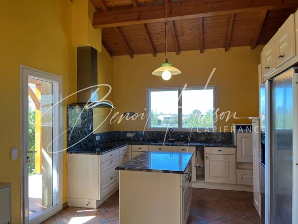 Maison T4 de 168m² de plain-pied avec piscine intérieure et sous-sol