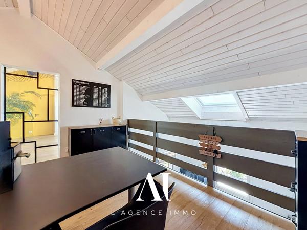 Villa d'exception 339 m2 utiles emplacement d'exception  piscine jardin sous-sol complet vue incroyable sur les Alpes, Vesancy 01170