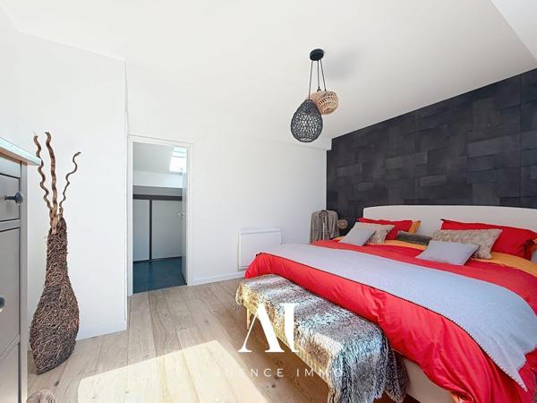 Villa d'exception 339 m2 utiles emplacement d'exception  piscine jardin sous-sol complet vue incroyable sur les Alpes, Vesancy 01170