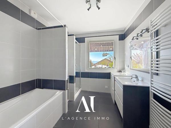 Villa d'exception 339 m2 utiles emplacement d'exception  piscine jardin sous-sol complet vue incroyable sur les Alpes, Vesancy 01170