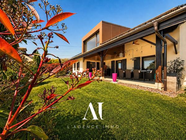 Villa d'exception 339 m2 utiles emplacement d'exception  piscine jardin sous-sol complet vue incroyable sur les Alpes, Vesancy 01170