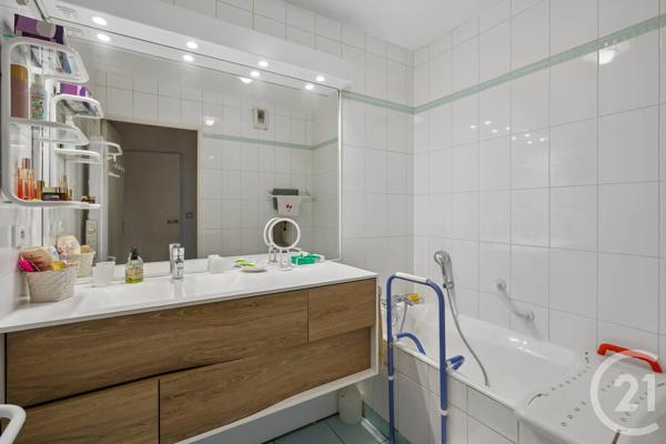 Appartement F4 à vendre  4 pièces - 94,28 m 2   PARIS  - 75019